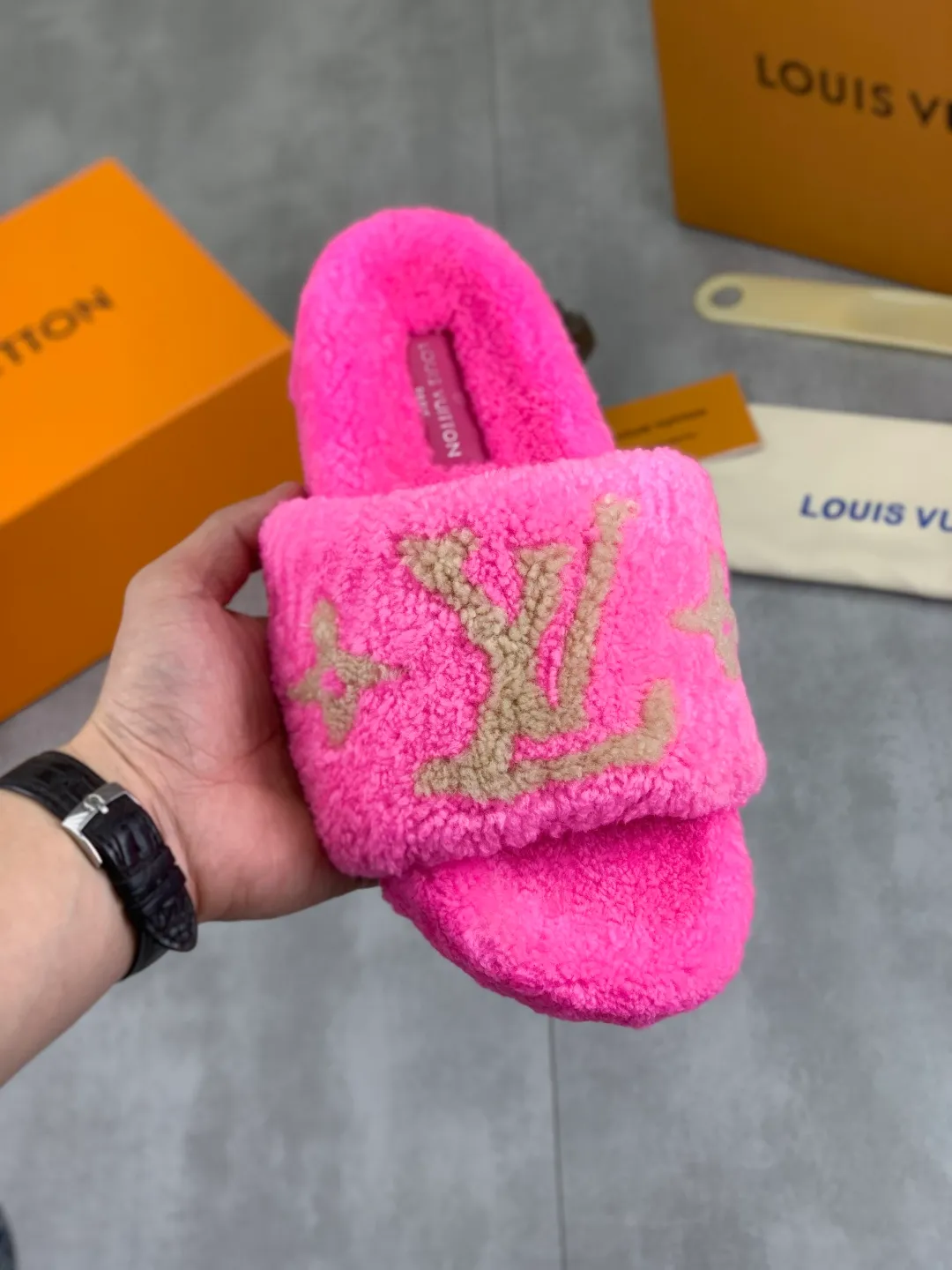 Men's Men's Shoes 💰P420 New L*V Donkey Brand 25WF New Autumn and Winter Furry Slippers When LV's classic genes collide with the soft warmth of autumn and winter, this pair of furry mops is destined to become a fashionable autumn and winter essential item. What strikes me at first glance is the elegant design ingenuity. The inspiration of the wallet element is integrated into the fashionable and retro feel, as if the elegance of exquisite storage is worn on the feet. The iconic Monogram pattern is looming, and it is more low-key and high-end under the soft plush wrap. Every step brings out the brand's unique classic aura. The touch is even more irresistible - the high-quality fluff is thick and fluffy, warming you from the toes to the bottom of your heart like stepping into a freshly basked cloud. Even in the early morning when the temperature is cooling down, there will be no chill when you just put your feet in. This pair of slippers can accurately control the feeling of relaxation at home or the lazy style when going out. size：35-41